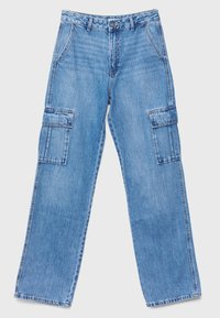 Pantalones cargo de denim azul claro con un ajuste holgado, que cuentan con dos grandes bolsillos laterales, pasadores para cinturón y piernas rectas. Diseño clásico de cinco bolsillos.
