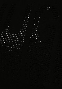 Textil negro con una superficie texturizada y adornos brillantes que forman un patrón, creando un contraste sutil con el material base.