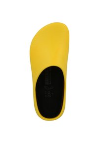 Gelbe Clogs aus strukturiertem Gummi mit einer abgerundeten Zehenpartie, offenem Rücken und schwarzem Fußbett. Mit eingeprägten Marken- und Größenangaben im Inneren.