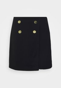 Černá sukně s přiléhavým designem, která má boční rozparek a čtyři velké zlaté knoflíky jako akcenty. Vyrobena z hladké tkaniny s čistým zakončením.