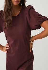 Ellos Collection MIT PUFFÄRMELN - Freizeitkleid - burgundisch