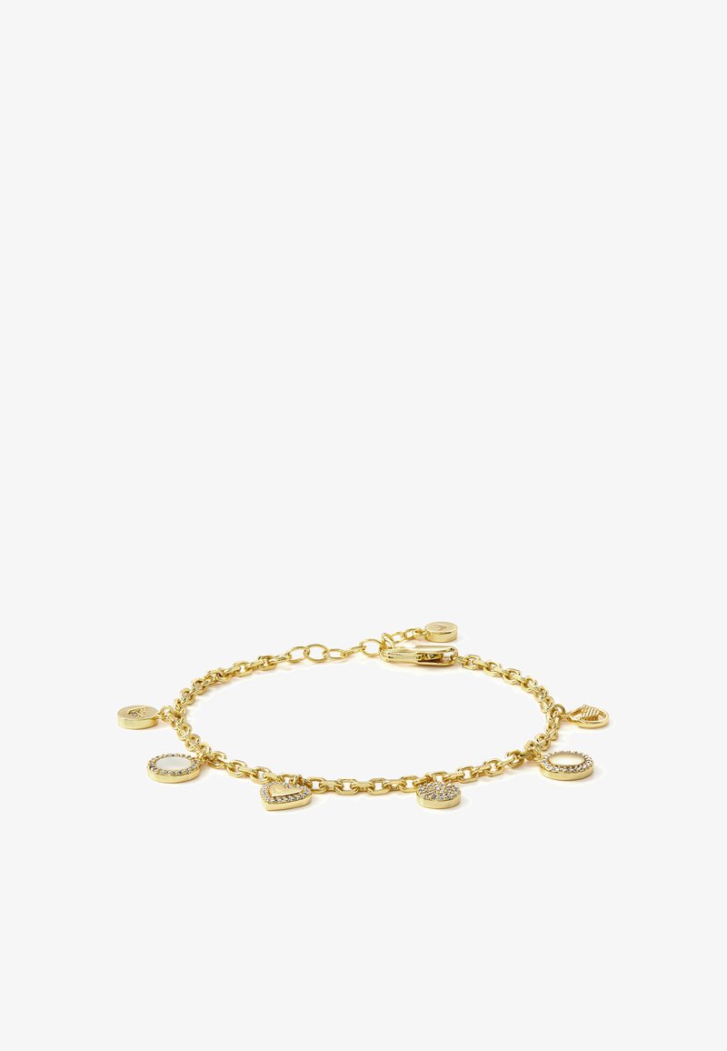 Pulsera de cadena de oro con seis charm variados, incluidos formas de corazón y círculos, con acentos brillantes y un cierre seguro.