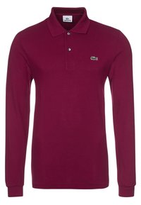 Camisa polo de manga larga burdeos de algodón, con un cuello clásico, tapeta de tres botones y un acento del logo verde de Lacoste.