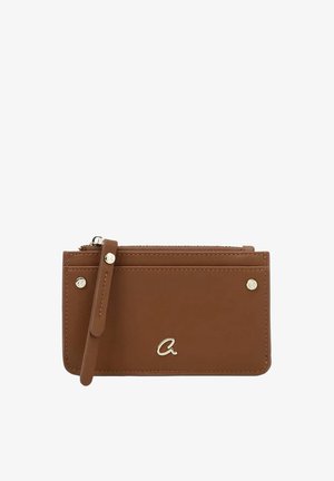Cartera de cuero marrón con bolsillo frontal, botones de presión de tono dorado, cierre con cremallera y pequeño logo de letra "a" en dorado en la parte frontal.