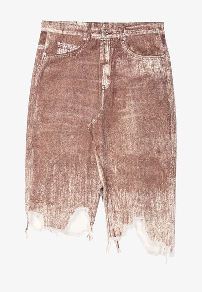 Shorts en denim marron avec une texture décolorée, un ourlet effiloché et un design classique à cinq poches. Comprend des accessoires en métal et des coutures contrastées.