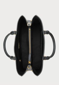 Črna usnjena torbica z dvema ročajema, odprta na vrhu, ki pokaže notranjost razdeljeno na tri sekcije, srednja z zlatim zadrgo.