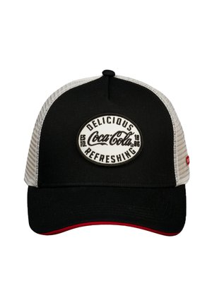 Casquette de camionneur noire et blanche avec bordure rouge, arborant un patch rond du logo Coca-Cola indiquant "Délicieux et Rafraîchissant" sur le panneau avant.