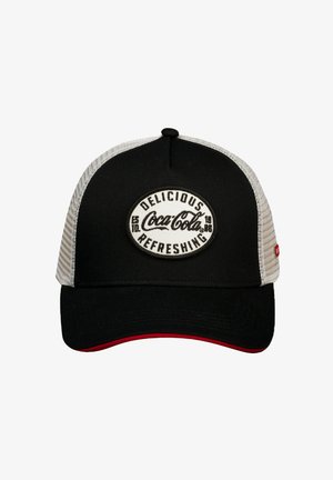 Casquette de camionneur noire et blanche avec bordure rouge, arborant un patch rond du logo Coca-Cola indiquant "Délicieux et Rafraîchissant" sur le panneau avant.
