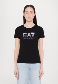 Zwarte katoenen t-shirt met een prominent EA7 en Emporio Armani-logo in paars en zilver, korte mouwen en een ronde hals.
