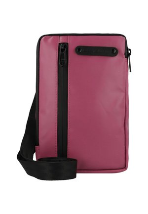 UPCYCLED TARPAULIN - Bandolera - fuchsia