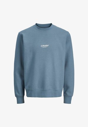 Blaues Sweatshirt aus Baumwolle mit Rundhalsausschnitt, langen Ärmeln und gerippten Bündchen. Auf der Vorderseite befindet sich ein weißes "JJ Studios"-Logo.