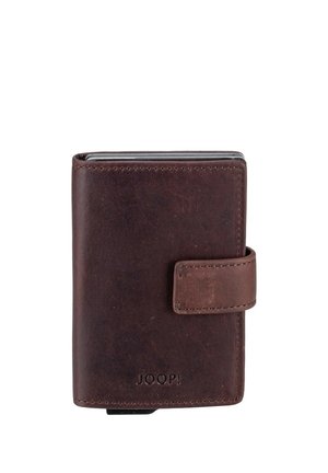 Cartera de cuero marrón oscuro con cierre a presión, diseño compacto y la marca JOOP! grabada en relieve en el frente.