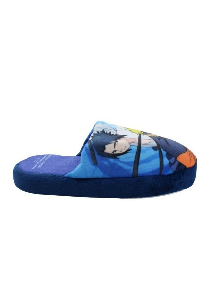 Chausson avec un extérieur en tissu bleu doux et un design de personnage sur le dessus. Semelle rembourrée offrant confort et soutien.