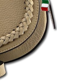 Beige leren tas met een gevlochten textuur rond de rand, voorzien van een metalen accent in de kleuren van de Italiaanse vlag. Ronde vorm met zwarte randen.