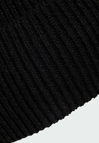 Svart ribbat textil med en strukturerad, fluffig yta; synliga horisontella linjer skapar ett mönster. Robust tyg som är lämpligt för kallt väder.