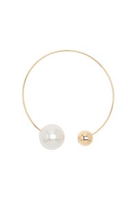 Złota bransoletka z dużą białą perłą i mniejszą błyszczącą złotą kulką, oferująca minimalistyczny i elegancki design.