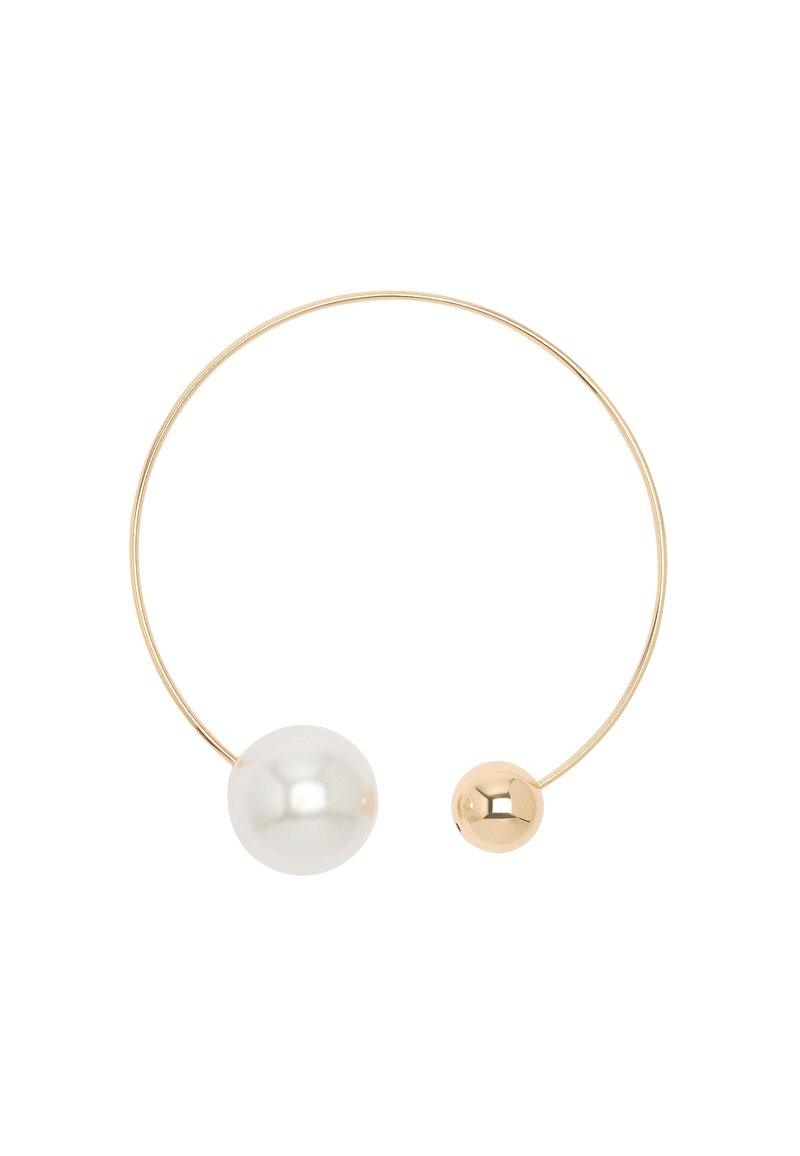 Złota bransoletka z dużą białą perłą i mniejszą błyszczącą złotą kulką, oferująca minimalistyczny i elegancki design.