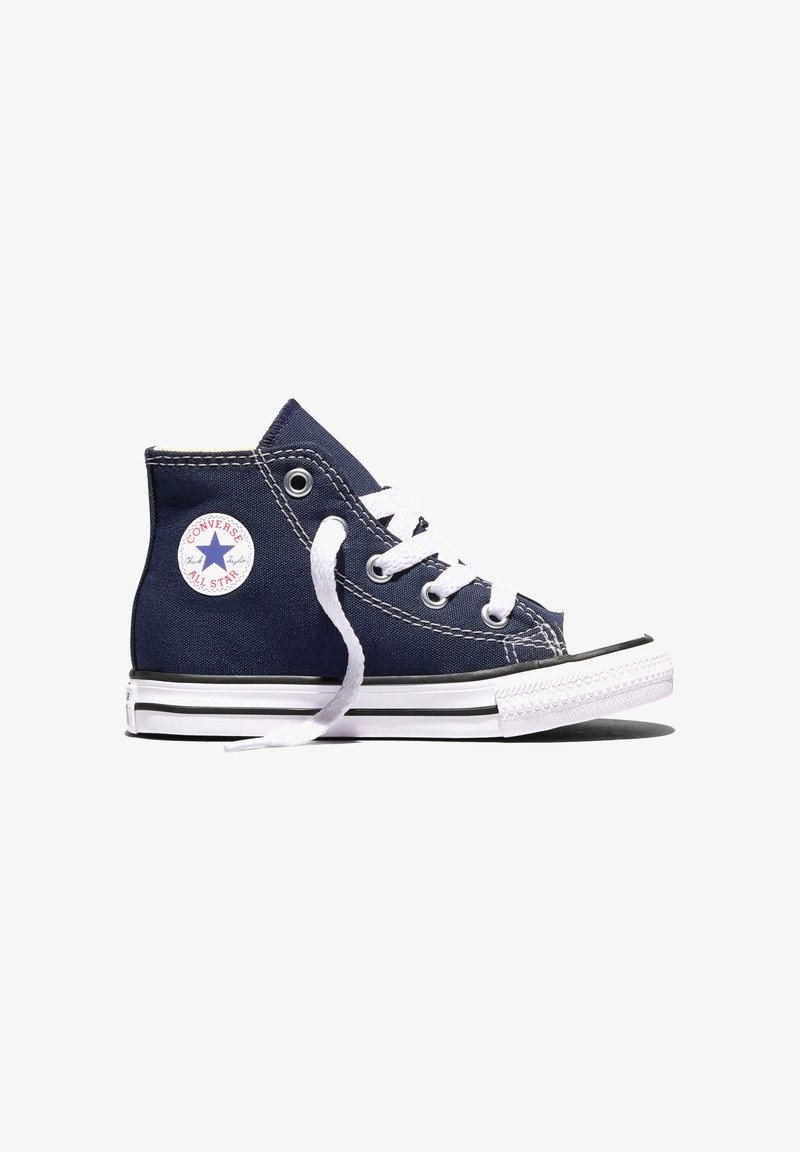 Mørkeblå high-top Converse All Star-sneaker med hvide snørebånd og gummisål, vist fra siden på en hvid baggrund.