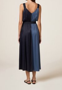 Ärmelloses Midikleid mit einem Farbblockdesign in dunkelblau und hellblauer Seide, ausgestattet mit einer figurschmeichelnden Taille und einem fließenden Rock.