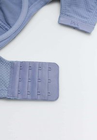 Sostén azul con tejido texturizado y tirantes suaves; cuenta con un cierre de gancho y ojo con seis ganchos para un ajuste ajustable.