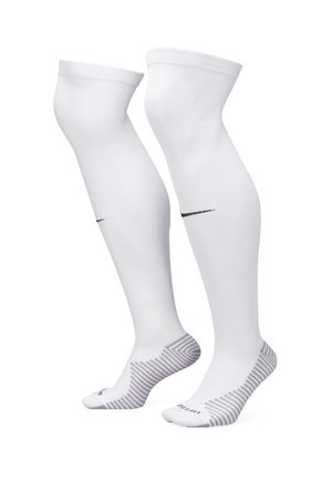 Weiße knielange Socken aus glattem Material, mit einem schwarzen Nike-Logo und einem gestreiften Muster an der Sohle.