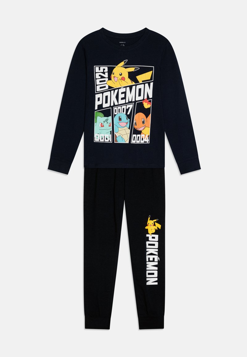 Melna kokvilnas pidžamu komplekts, kas ietver garām piedurknēm augstu ar krāsainām Pokémon varoņiem un atbilstošām biksēm, kuras rotā Pikachu un teksts "POKEMON".