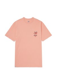 Camiseta de algodón rosa claro con cuello redondo, mangas cortas y una pequeña impresión gráfica colorida en el área del pecho izquierdo.