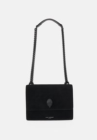 Czarna zamszowa torba na ramię z zapięciem na klapę, łańcuszkowym paskiem i tłoczonym wzorem liścia. Na przodzie logo w kolorze srebrnym.