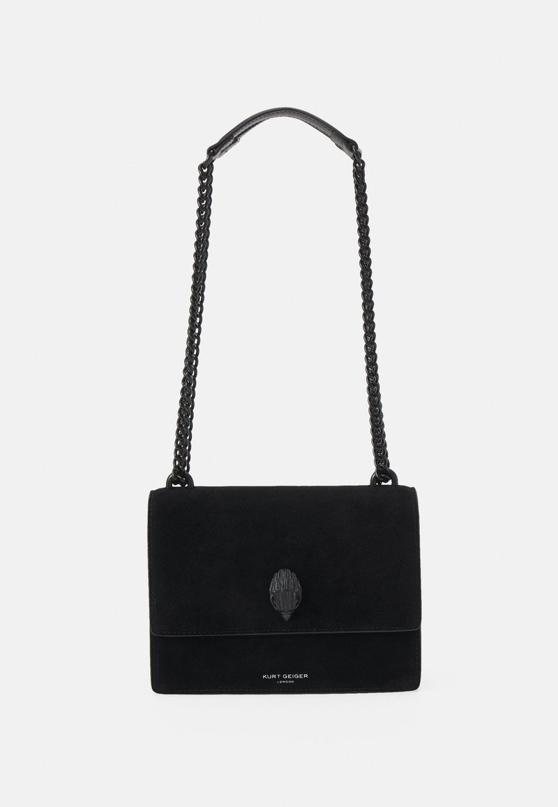 Borsa a tracolla in camoscio nero con chiusura a patta, tracolla a catena e dettaglio foglia in rilievo. Presenta un logo frontale in argento.