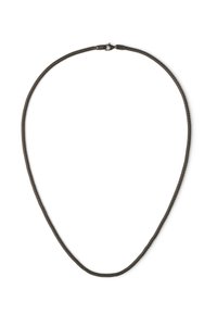Collana intrecciata nera con una superficie liscia, caratterizzata da un design semplice e una chiusura in metallo per un fissaggio sicuro.