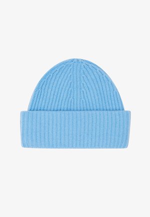 Lysblå strikket beanie med ribbet tekstur og en foldet manchet. Hatten har en afrundet top og glatte kanter.
