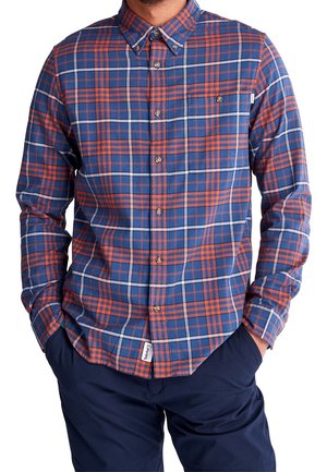 Button-up ternet skjorte med en farvesammensætning af blå, orange og hvid. Lavet af blødt stof, med standard krave og brystlomme.
