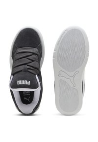 Sneakers in suede nero con lacci grigi, dettagli bianchi e suola in gomma bianca a contrasto con motivo testurizzato. Logo sulla linguetta.