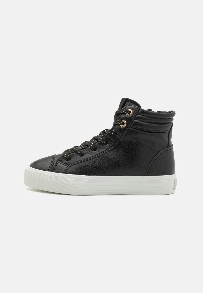 Baskets montantes noires en cuir avec surface texturée, dotées d'œillets dorés, de lacets noirs à pois et d'une semelle en caoutchouc blanche.