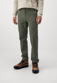 DOCKERS ALPHA SLIM - Chinos - army green