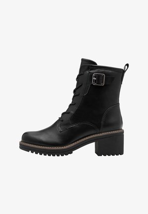 Bottines en cuir noir avec un bout rond, un laçage à l'avant et un détail de boucle sur le côté. Dotées d'une semelle robuste et d'un talon carré.
