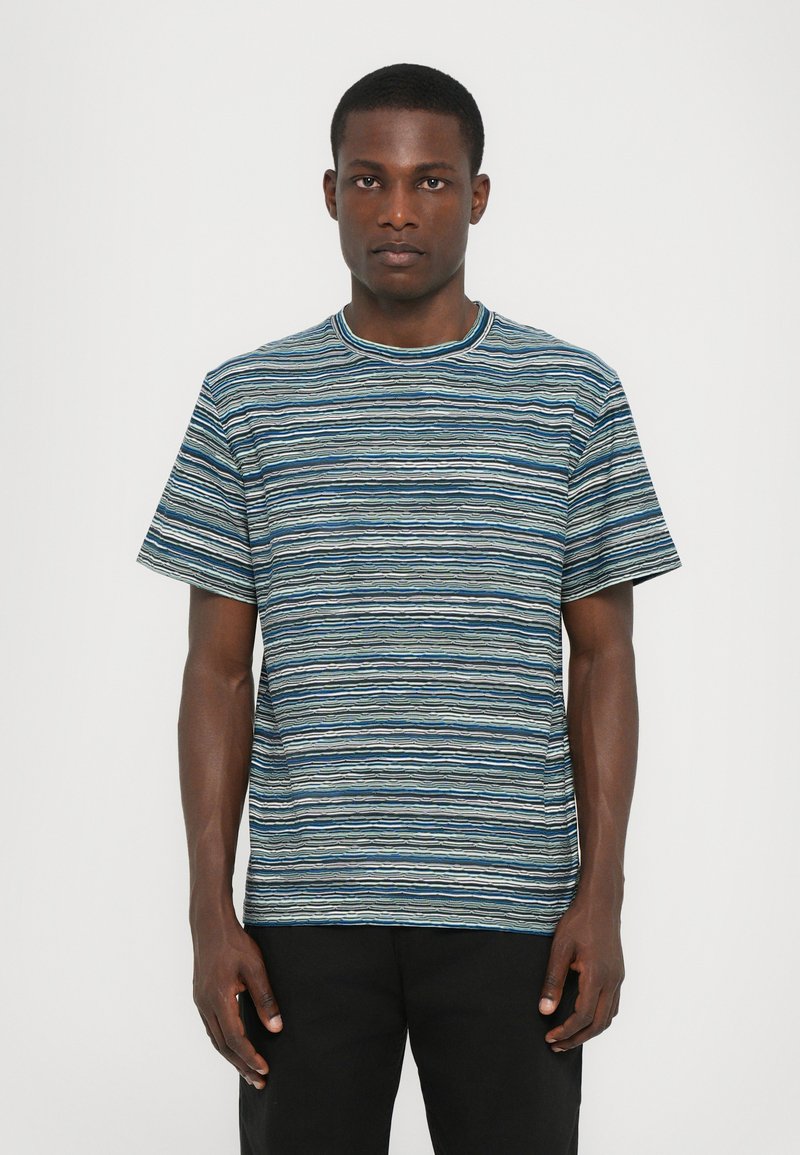 T-shirt rayé dans des tons de bleu, avec un col rond et des manches courtes. Fabriqué à partir d'un matériau léger avec une texture douce.