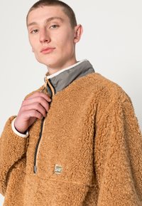 Levi's® LAKESIDE MOCK NECK UNISEX - Jakna od flisa - iced coffee