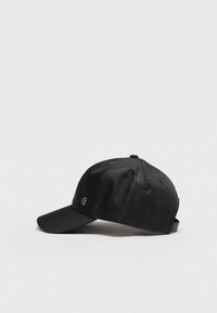 Fekete texturált baseballsapka ívelt karimával és állítható pánttal, oldalnézetben, egyszerű fehér háttéren.