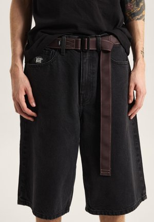Zwarte denimshorts met een losse pasvorm, voorzien van een bruine geweven riem, zakken aan de voorkant en gestikte details. Vans-logo op de linkerzak.