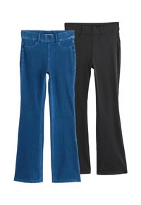 Twee broeken: de ene blauw denim met een rechte poot en een vijf-pocket ontwerp, de andere zwart, effen van kleur met een gladde textuur.