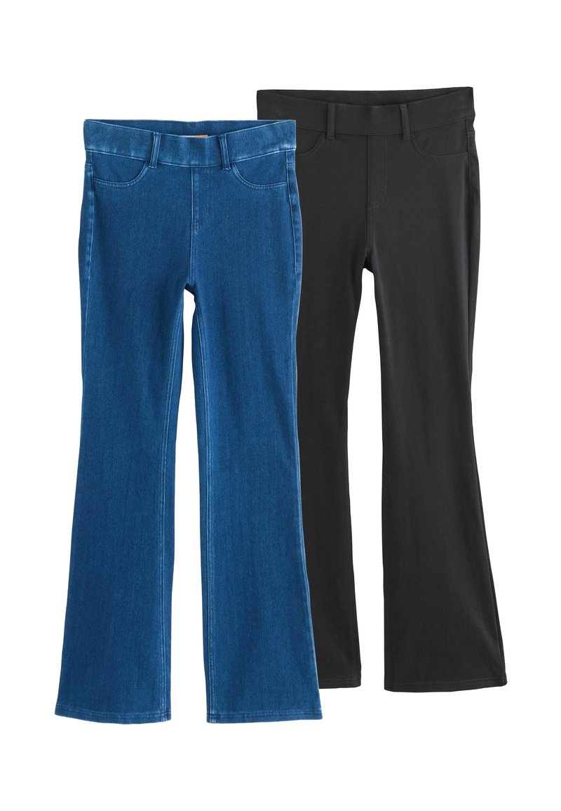 Twee broeken: de ene blauw denim met een rechte poot en een vijf-pocket ontwerp, de andere zwart, effen van kleur met een gladde textuur.