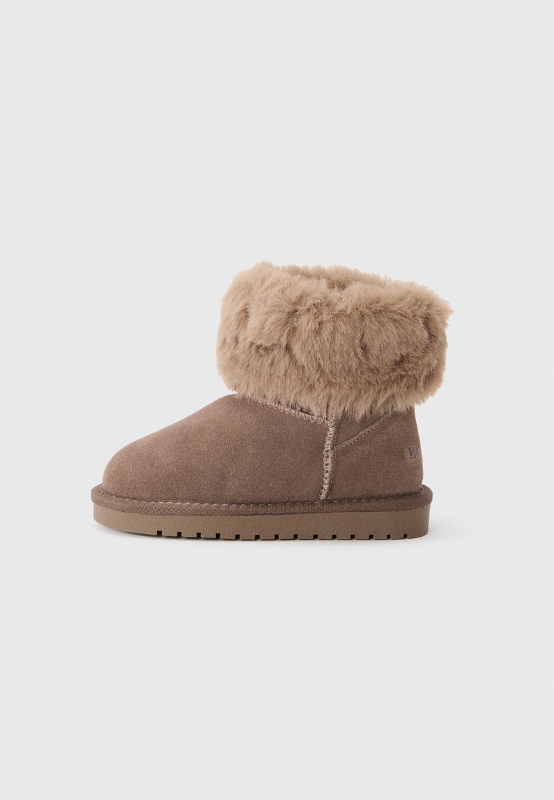 Botas cortas de ante marrón castaño con un puño de falso pelo de peluche, que presentan costuras laterales y una suela de goma con tracción.