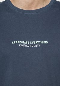 Kaotiko UNISEX EXPECT NOTHING - Camiseta estampada - navy blue