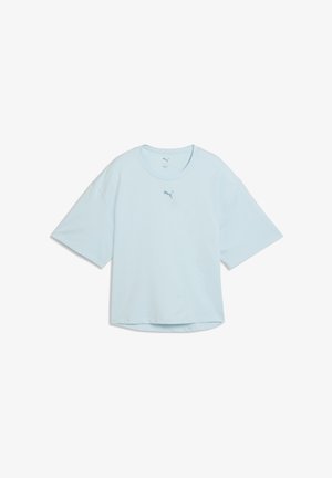 Svetlomodré tričko s krátkym rukávom, okrúhlym výstrihom a voľným strihom. Na strede hrudníka je malý logo a hladká textúra látky.