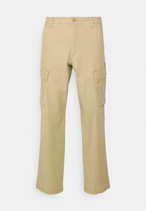 Calças cargo bege com um corte reto, feitas de algodão, apresentando dois bolsos laterais e um fecho de botão na cintura.