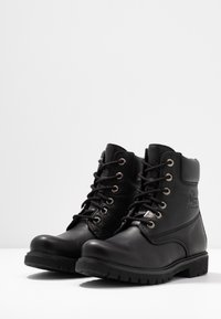Panama Jack Botins de atacadores - black