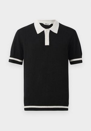 Camisa polo negra de manga corta con cuello blanco, dos botones blancos y rayas blancas en las mangas y el dobladillo.