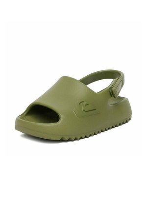 Sandał typu slip-on w oliwkowym kolorze z paskiem z tyłu, zamkniętą cholewką z otworem na palce, teksturowaną podeszwą i logo z boku.