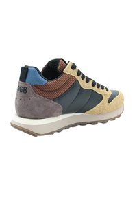 Sneaker sportivo caratterizzato da una combinazione di pelle blu navy, corduroy marrone e suede beige testurizzato. Accento grigio sul tallone, con suola bianca.